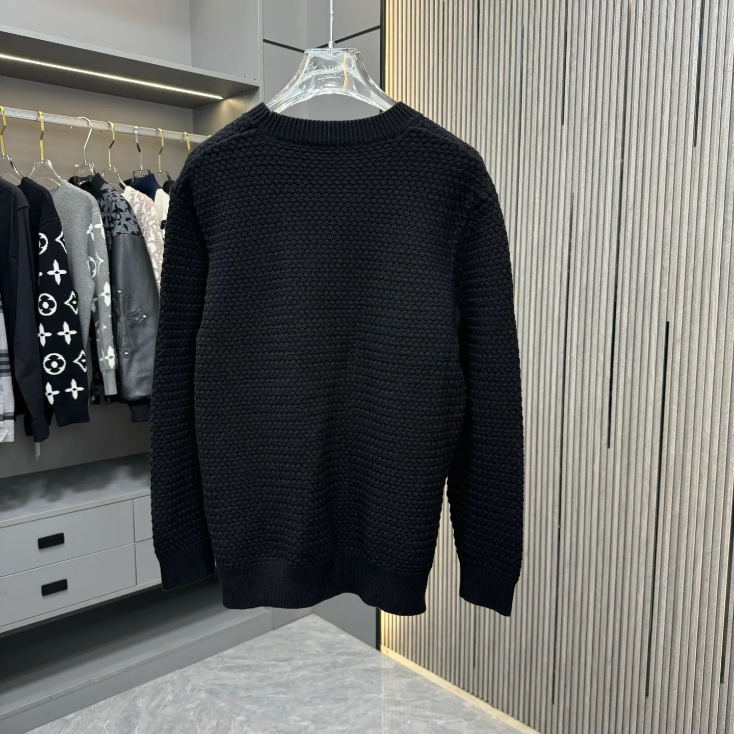P290 Ralph Lauren 25FW crew neck sweater. The fabric is made of top-quality cashmere yarn. The new autumn and winter Oblique jacquard knitted cashmere sweater has a double-sided wearable design and is made of high-quality cashmere material. After fine weaving process, it presents a soft and comfortable touch and excellent thermal performance. The iconic Oblique jacquard pattern is perfectly presented through precision knitting technology. It can be worn on both sides, showing different style charms. The round neck design is simple and elegant, suitable for various matching occasions. Exquisite knitting technology ensures that the clothes are not easily deformed and remain crisp and long-lasting. The double-sided design concept reflects LV's perfect balance of practicality and fashion. Each sweater undergoes strict quality inspection to ensure that the quality meets the brand's consistently high standards. This knitted item combines warmth and style, making it an exquisite addition to your autumn and winter wardrobe. Size:S/M/L/XL